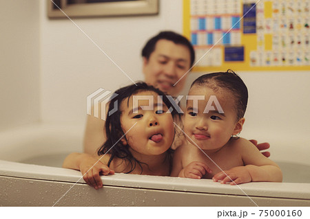 幼稚園女の子お風呂 幼稚園風呂の写真素材 - PIXTA