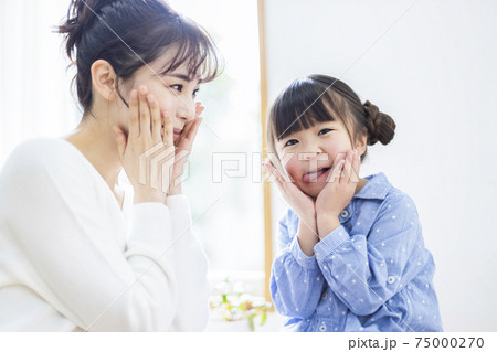 人物 子供 幼児 横顔 さわやか かわいい 日本人 園児 女の子の写真素材