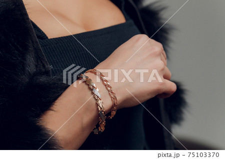 ジュエル ブレスレット 腕輪 女の子の写真素材