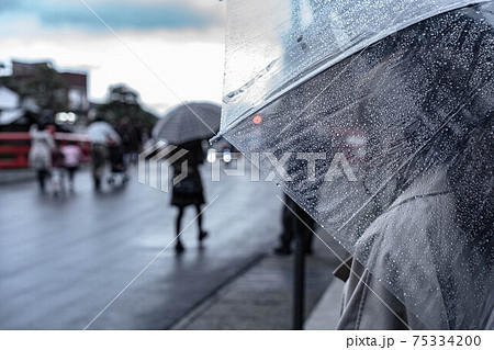 雨上がり 傘の写真素材