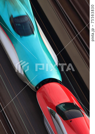 新幹線 連結 緑 赤 交通の写真素材