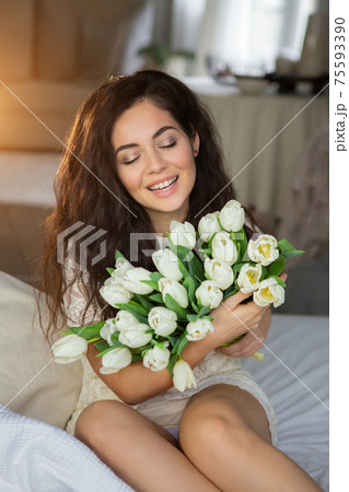 女性 花束 抱える 花の写真素材