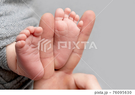 赤ちゃんの足の指の写真素材
