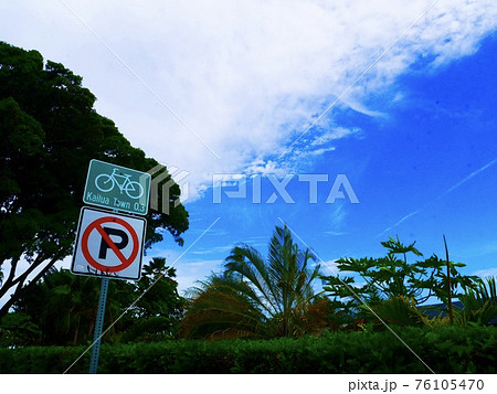 道路標識 駐車禁止 風景 海外の写真素材