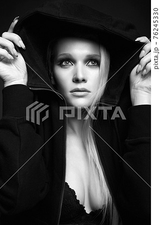 モノクロ 白黒 外国人 大人の写真素材