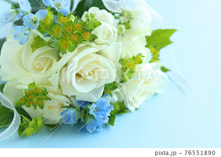 青いバラ ブーケ 花 薔薇の写真素材