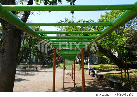 遊具 うんてい 黄色 公園の写真素材