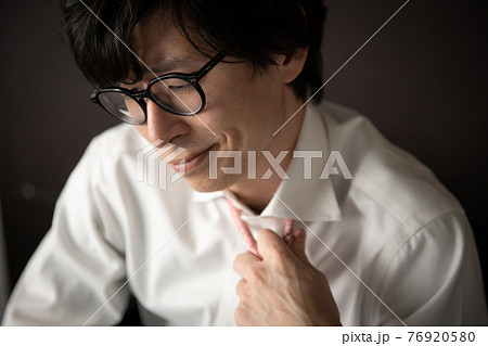 緩める ネクタイの写真素材 Pixta