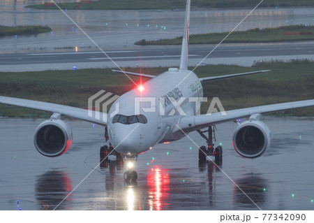 雨 飛行機 航空機 旅客機の写真素材