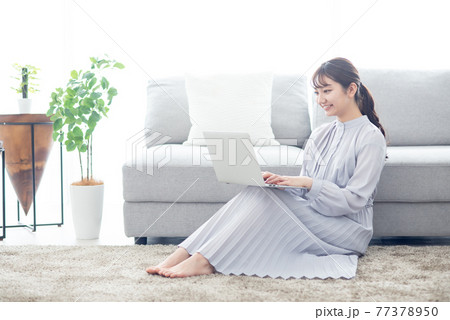 ソファ 女性 ポーズ 座るの写真素材