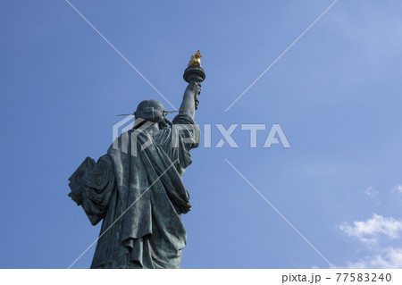 ニューヨーク 自由の女神 後姿 アメリカの写真素材