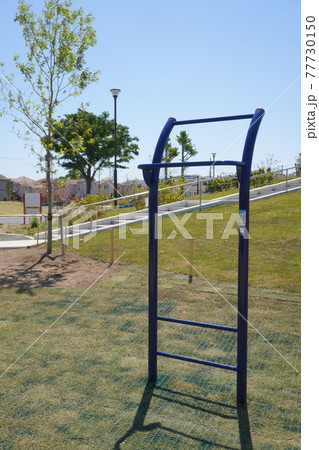 ぶら下がり健康遊具の写真素材