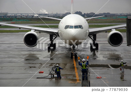 雨 飛行機 航空機 旅客機の写真素材