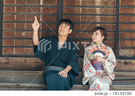 男女 着物 カップル 茶髪の写真素材