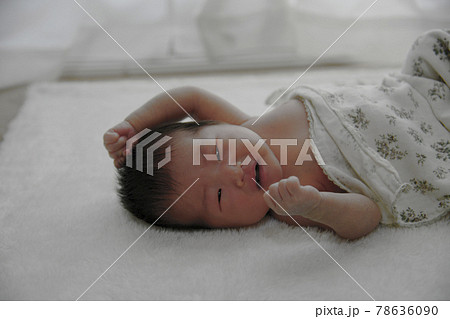 生後1週間 赤ちゃんの写真素材