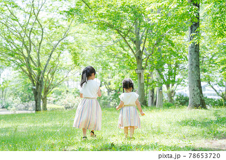 女性 女の子 後ろ姿 自然の写真素材