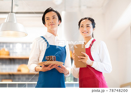 女性 かわいい カフェ 店員の写真素材