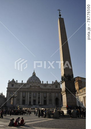 サンピエトロ広場 オベリスクの写真素材
