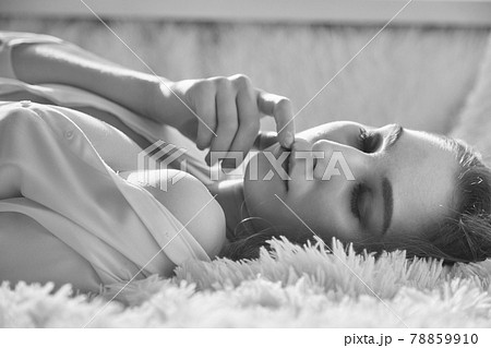 白黒 肖像 きれい 女性 女の人 モノクロの写真素材