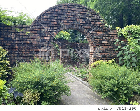 煉瓦トンネル レンガトンネル 洋風 自然の写真素材