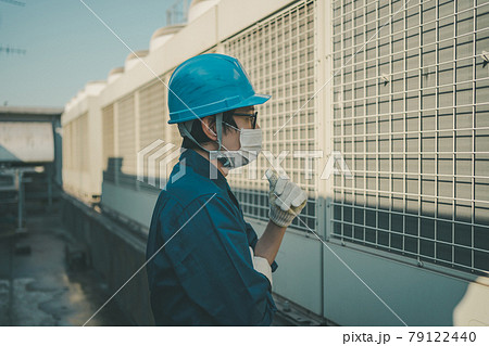 空調施設 室外機 屋上 空調設備の写真素材