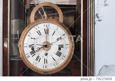 アンティーク 時計 文字盤 ローマ数字の写真素材
