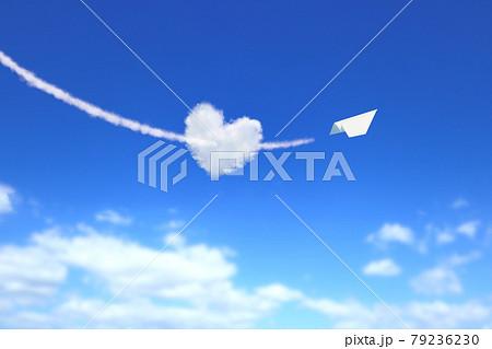 飛行機雲 ハート 青空 空の写真素材