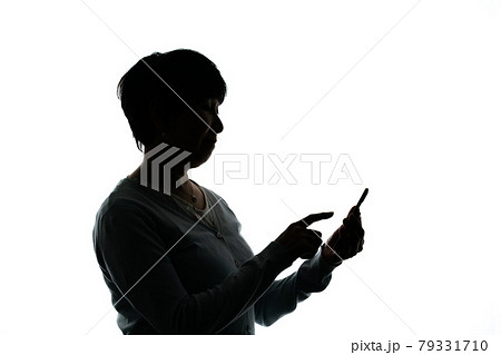女性 携帯電話 シルエット 人物 女の写真素材