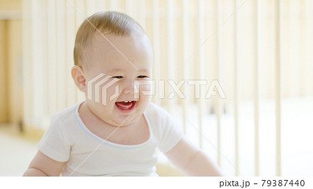 赤ちゃん 白人 人物 外国人 楽しい 笑う 笑顔の写真素材