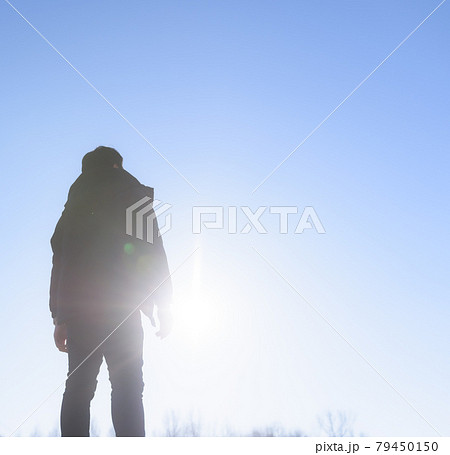 シルエット 後ろ姿 人物 男性の写真素材