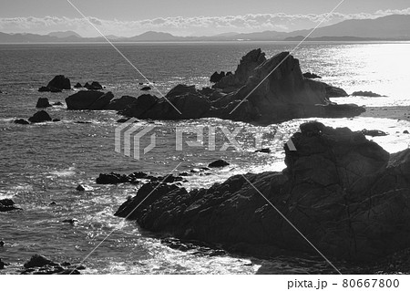 海 海岸 モノクロ 白黒の写真素材