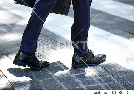 サラリーマン 靴 足 歩くの写真素材