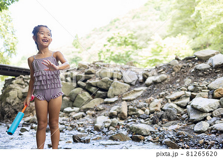 川遊び　小学生　盗撮 少女 川遊び 子供 水 水遊びの写真素材 - PIXTA