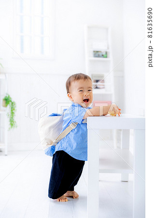 人物 赤ちゃん 男の子 日本人 かわいいの写真素材