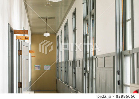 教室 ドア 扉 廊下の写真素材