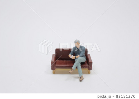 ソファー 座る 人 人物の写真素材 ソファー 座る 人 人物の写真素材