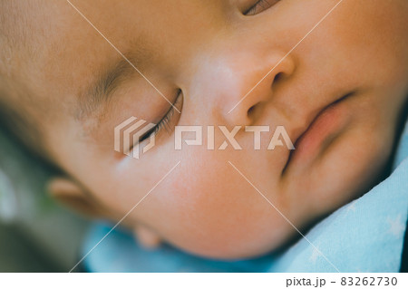 寝顔 まつげ 子供 赤ちゃんの写真素材