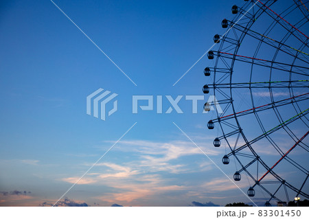 観覧車 シルエットの写真素材