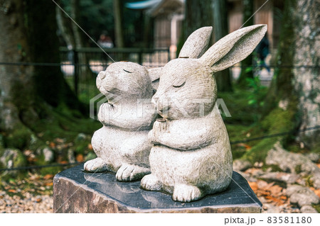 うさぎ rabbit statue 石像の写真素材 - PIXTA