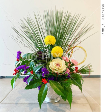 フラワーアレンジメント 生け花 菊 葉牡丹 お正月の写真素材