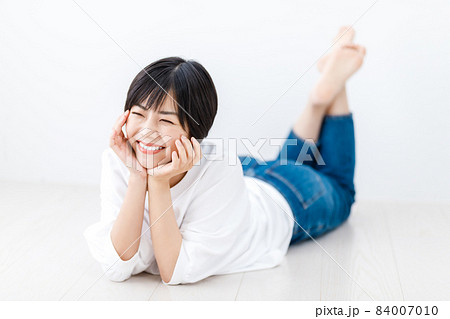 くつろぐ 女性 寝転がる 頬杖の写真素材