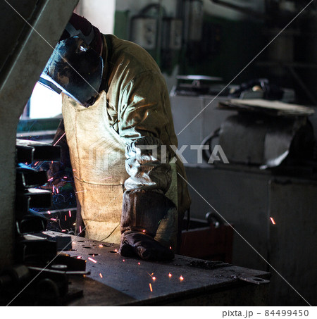 手 溶接工 マスク 男の人の写真素材