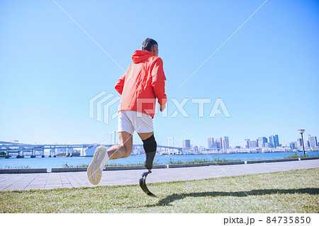 走る ランニング 男性 後ろ姿の写真素材