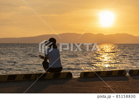 女 後ろ姿 独り 海の写真素材