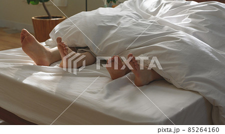 ベッドシーンの写真素材 - PIXTA