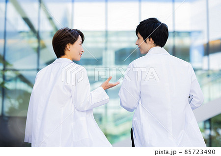 白衣 後ろ姿 人物 女性の写真素材