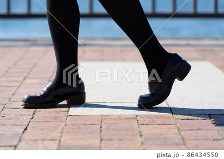 ローファー 足の写真素材