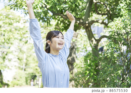 手を伸ばす 手 伸びの写真素材