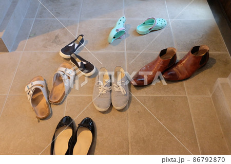 Switch2が欲しくて脱ぎ捨てた靴の絵 Switch2が欲しくて脱ぎ捨てた靴の絵 Nintendo Switch 2」が届いたら……父「