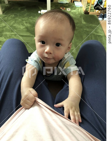 上目遣い 子供の写真素材